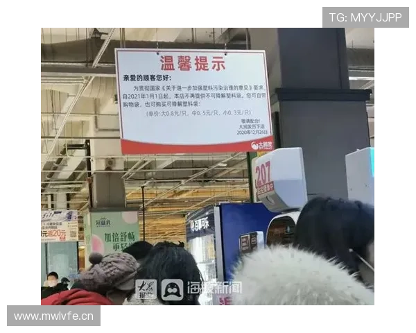 刷到蒋林静外卖盒子放在名牌购物袋上，我的午饭自尊直接崩了