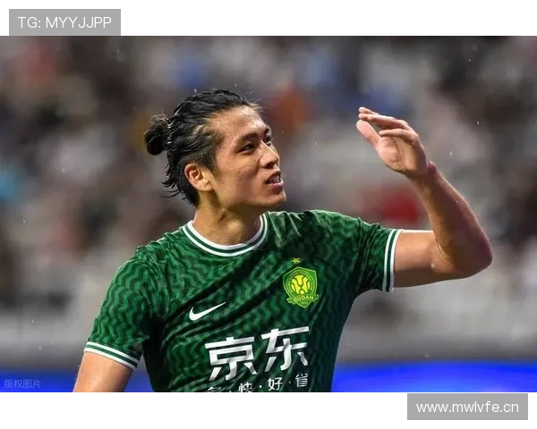 张玉宁比赛状态跟假日度假似的，球场上还这么悠哉？