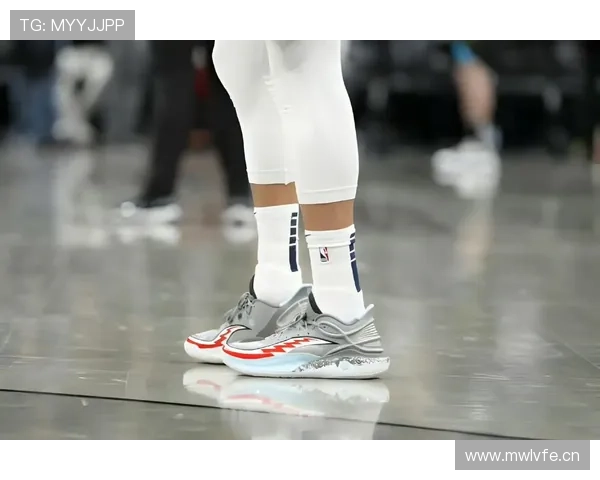 扎克拉文今天穿的球鞋比我这月工资还贵，真是活成了传说